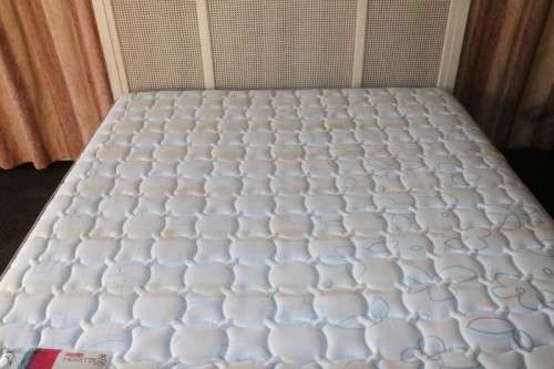 A magnificent "Block and Chisel" King-size bed set. frame, headboard, footboard and mattress!RS17Bed