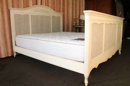 A magnificent "Block and Chisel" King-size bed set. frame, headboard, footboard and mattress!RS17Bed