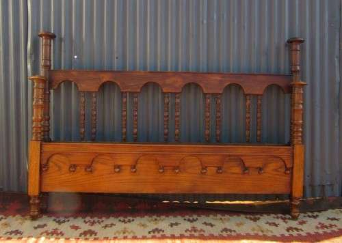 A superb antique Edwardian cognac oak "King-size" spindle headboard and footboard set RS17Bed