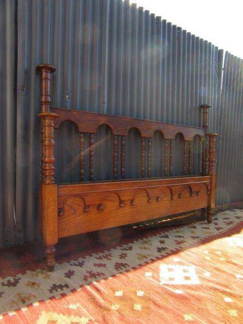 A superb antique Edwardian cognac oak "King-size" spindle headboard and footboard set RS17Bed
