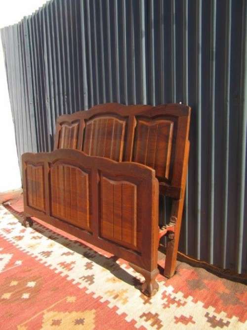 A beautiful vintage three-panel solid Imbuia double bed headboard and footboard set - RS17Bed