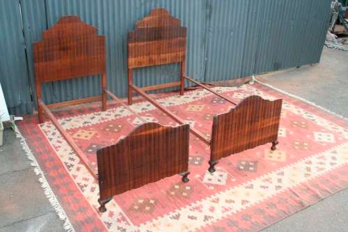 Two fabulous single beds incl. headboards, footboards & mounting struts in great condition - RS17Bed