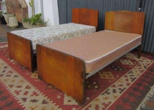 Two vintage Art  Deco oak single beds incl. headboards, footboards, bases & mattresses - RS17Bed