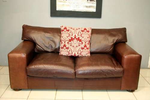 A superb and extremely well made (large) genuine leather 2-seater couch in stunning condition