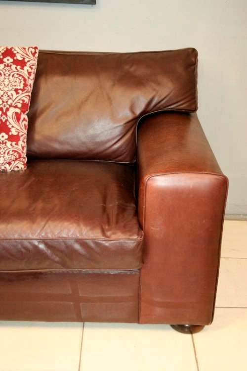 A superb and extremely well made (large) genuine leather 2-seater couch in stunning condition