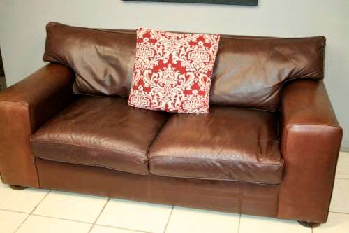 A superb and extremely well made (large) genuine leather 2-seater couch in stunning condition
