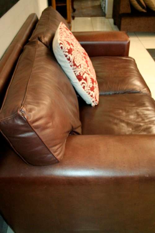 A superb and extremely well made (large) genuine leather 2-seater couch in stunning condition