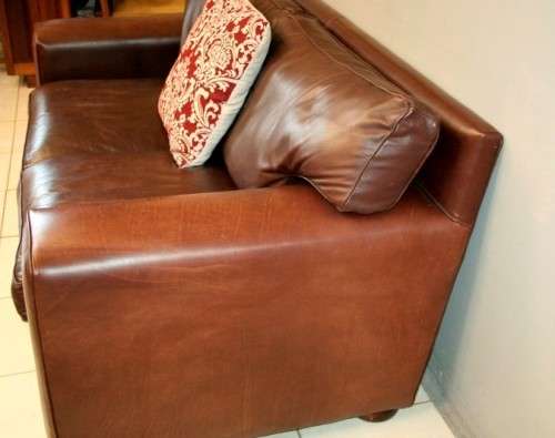 A superb and extremely well made (large) genuine leather 2-seater couch in stunning condition