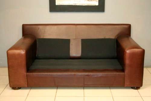 A superb and extremely well made (large) genuine leather 2-seater couch in stunning condition