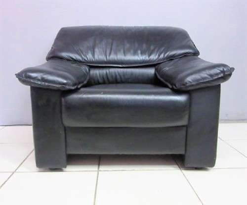 A beautiful well made black genuine leather single sofa with padded armrests & comfortable seating!!