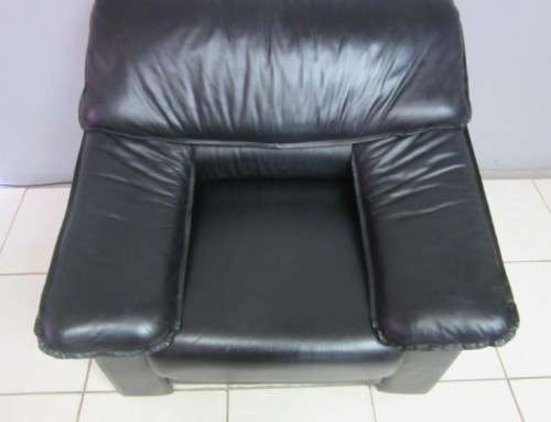 A beautiful well made black genuine leather single sofa with padded armrests & comfortable seating!!