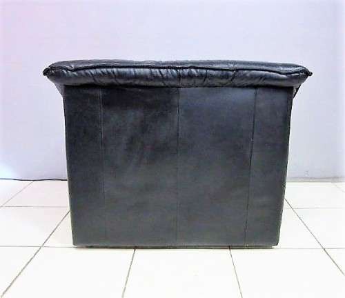 A beautiful well made black genuine leather single sofa with padded armrests & comfortable seating!!