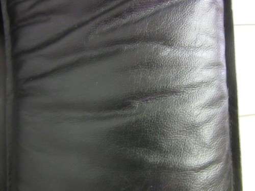 A beautiful well made black genuine leather single sofa with padded armrests & comfortable seating!!