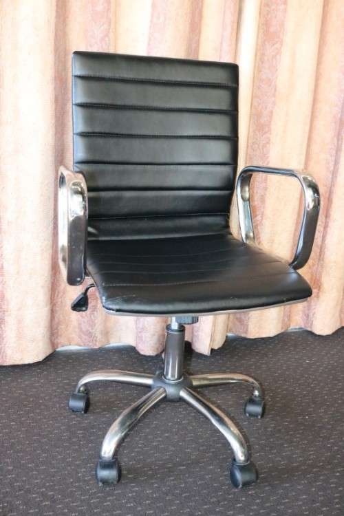 An amazing and sturdy swivel office chair with a metal frame in good condition - RS17Sale