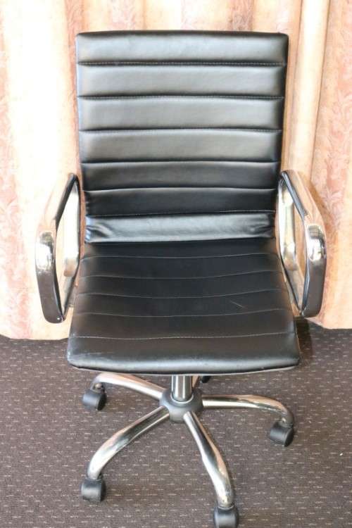 An amazing and sturdy swivel office chair with a metal frame in good condition - RS17Sale