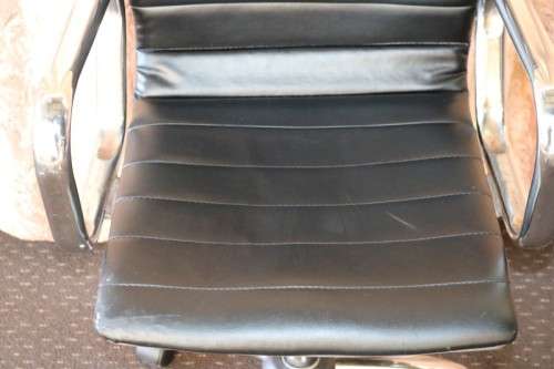An amazing and sturdy swivel office chair with a metal frame in good condition - RS17Sale
