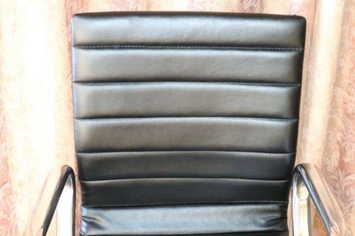 An amazing and sturdy swivel office chair with a metal frame in good condition - RS17Sale