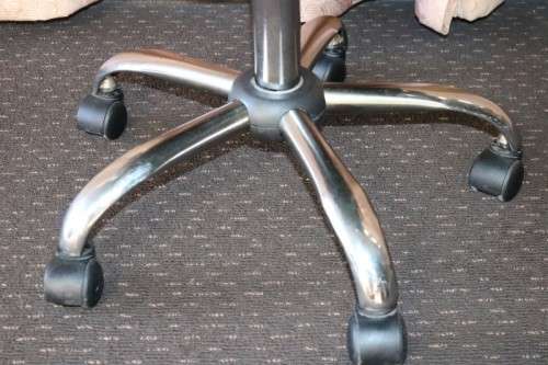 An amazing and sturdy swivel office chair with a metal frame in good condition - RS17Sale