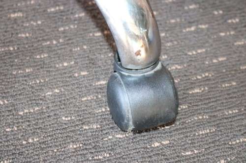 An amazing and sturdy swivel office chair with a metal frame in good condition - RS17Sale