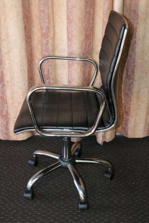 An amazing and sturdy swivel office chair with a metal frame in good condition - RS17Sale