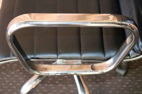 An amazing and sturdy swivel office chair with a metal frame in good condition - RS17Sale