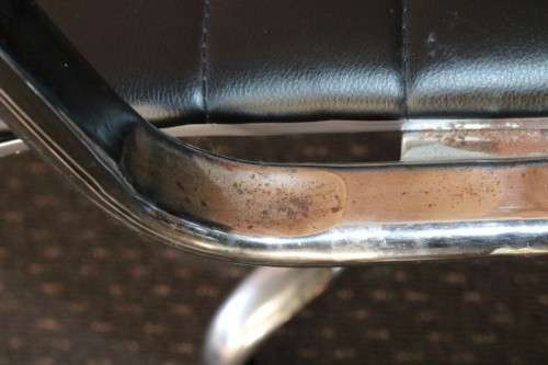 An amazing and sturdy swivel office chair with a metal frame in good condition - RS17Sale