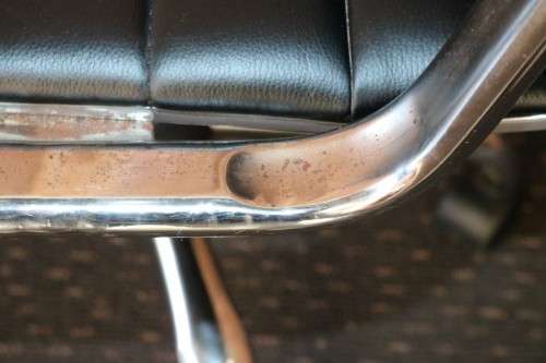 An amazing and sturdy swivel office chair with a metal frame in good condition - RS17Sale