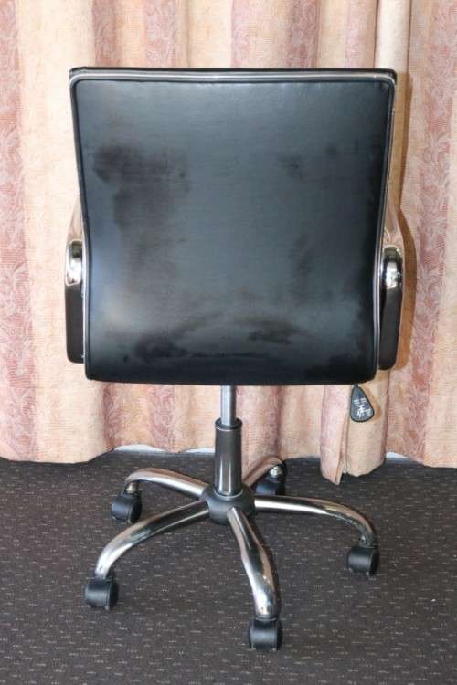 An amazing and sturdy swivel office chair with a metal frame in good condition - RS17Sale