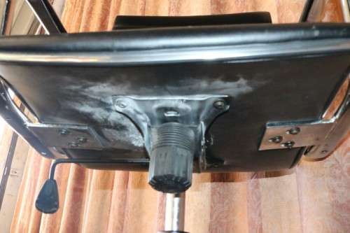An amazing and sturdy swivel office chair with a metal frame in good condition - RS17Sale