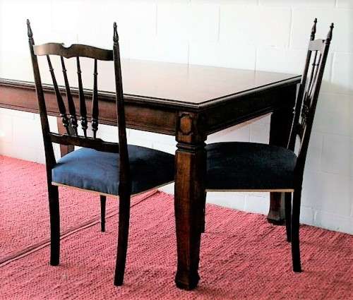 A stunning mahogany 6 to 8-seater dining table with stylish modern lines in excellent condition