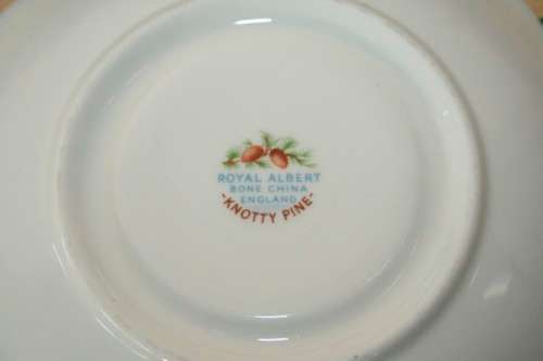 "Job Lot" A fabulous job lot of assorted porcelain & ceramic ware incl Royal Albert & more; RS17Sale