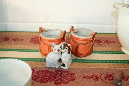 "Job Lot" A fabulous job lot of assorted porcelain & ceramic ware incl Royal Albert & more; RS17Sale