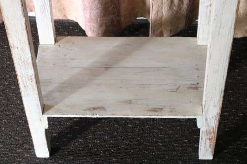 A great looking white painted table, very trendy shabby chic style - in amazing condition - RS17Sale