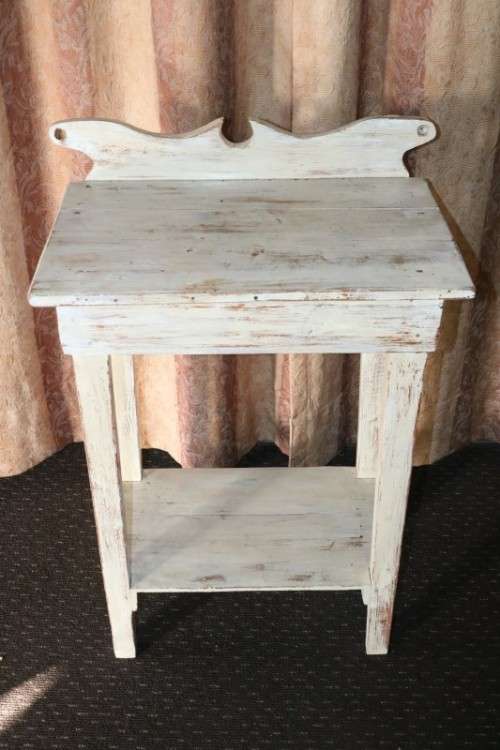 A great looking white painted table, very trendy shabby chic style - in amazing condition - RS17Sale