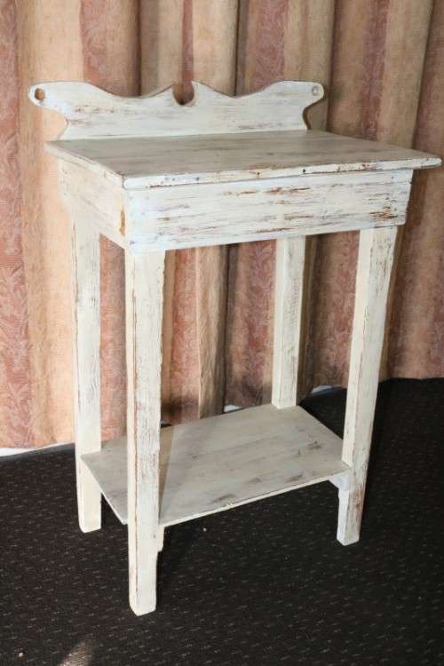 A great looking white painted table, very trendy shabby chic style - in amazing condition - RS17Sale