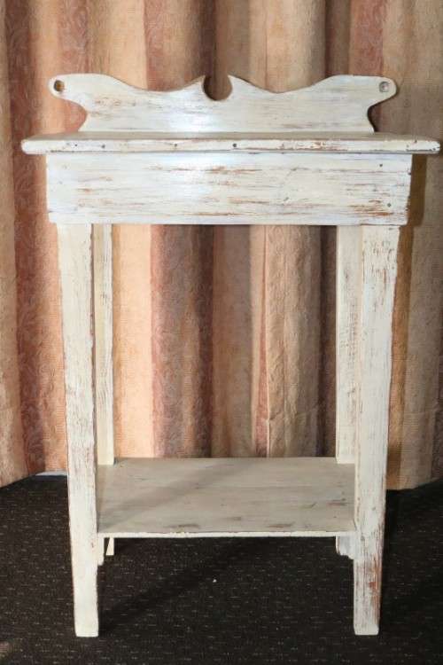 A great looking white painted table, very trendy shabby chic style - in amazing condition - RS17Sale