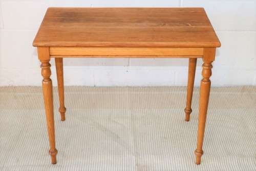 A gorgeous and stylish vintage solid Oak occasional/ side table with Sheraton legs - lovely