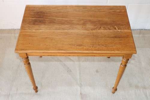 A gorgeous and stylish vintage solid Oak occasional/ side table with Sheraton legs - lovely
