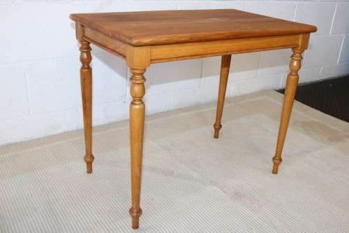 A gorgeous and stylish vintage solid Oak occasional/ side table with Sheraton legs - lovely