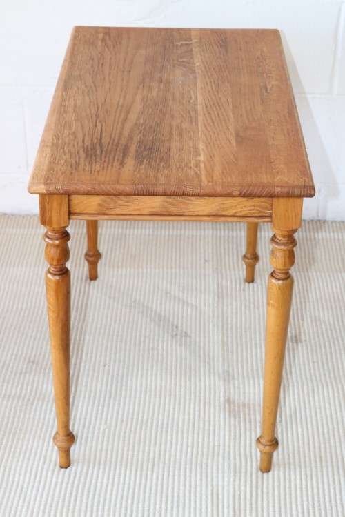 A gorgeous and stylish vintage solid Oak occasional/ side table with Sheraton legs - lovely