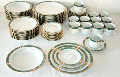 12x gorgeous Royal Avon fine porcelain cups & saucers in the amazing Julien pattern w/ green & gold