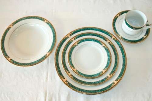 12x gorgeous Royal Avon fine porcelain cups & saucers in the amazing Julien pattern w/ green & gold