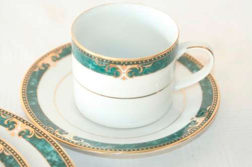 12x gorgeous Royal Avon fine porcelain cups & saucers in the amazing Julien pattern w/ green & gold