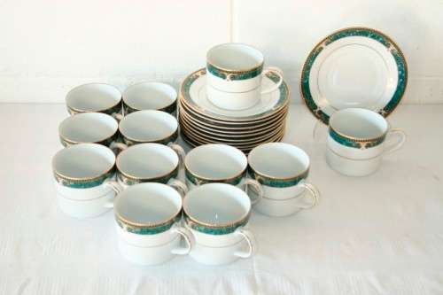 12x gorgeous Royal Avon fine porcelain cups & saucers in the amazing Julien pattern w/ green & gold