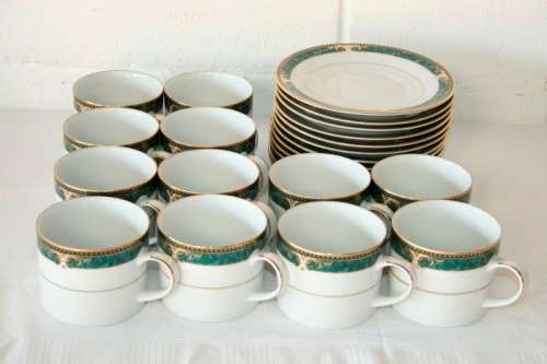 12x gorgeous Royal Avon fine porcelain cups & saucers in the amazing Julien pattern w/ green & gold