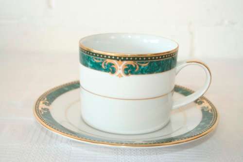 12x gorgeous Royal Avon fine porcelain cups & saucers in the amazing Julien pattern w/ green & gold