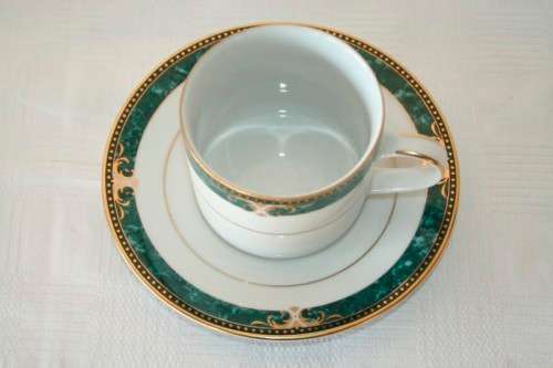 12x gorgeous Royal Avon fine porcelain cups & saucers in the amazing Julien pattern w/ green & gold