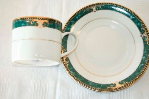 12x gorgeous Royal Avon fine porcelain cups & saucers in the amazing Julien pattern w/ green & gold