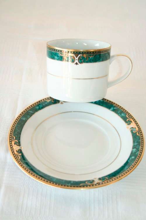 12x gorgeous Royal Avon fine porcelain cups & saucers in the amazing Julien pattern w/ green & gold