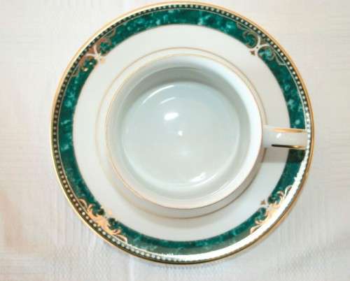 12x gorgeous Royal Avon fine porcelain cups & saucers in the amazing Julien pattern w/ green & gold